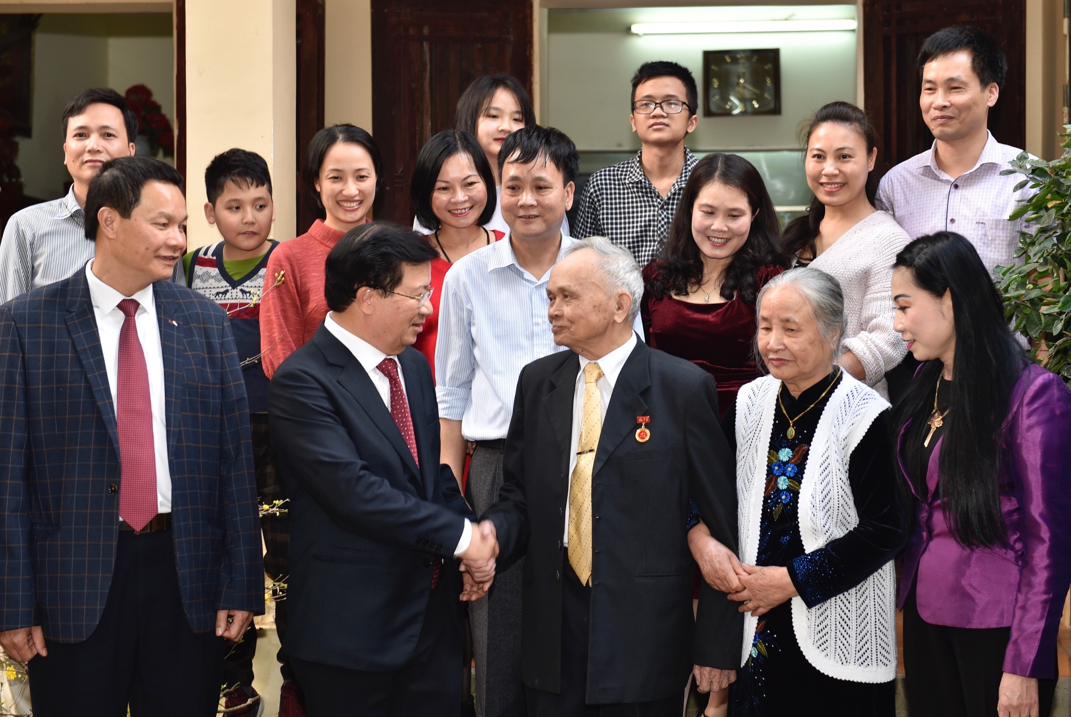 Phó Thủ tướng Trịnh Đình Dũng chúc Tết đồng chí Nguyễn Hạnh, Đảng viên 70 năm tuổi Đảng. Ảnh: VGP