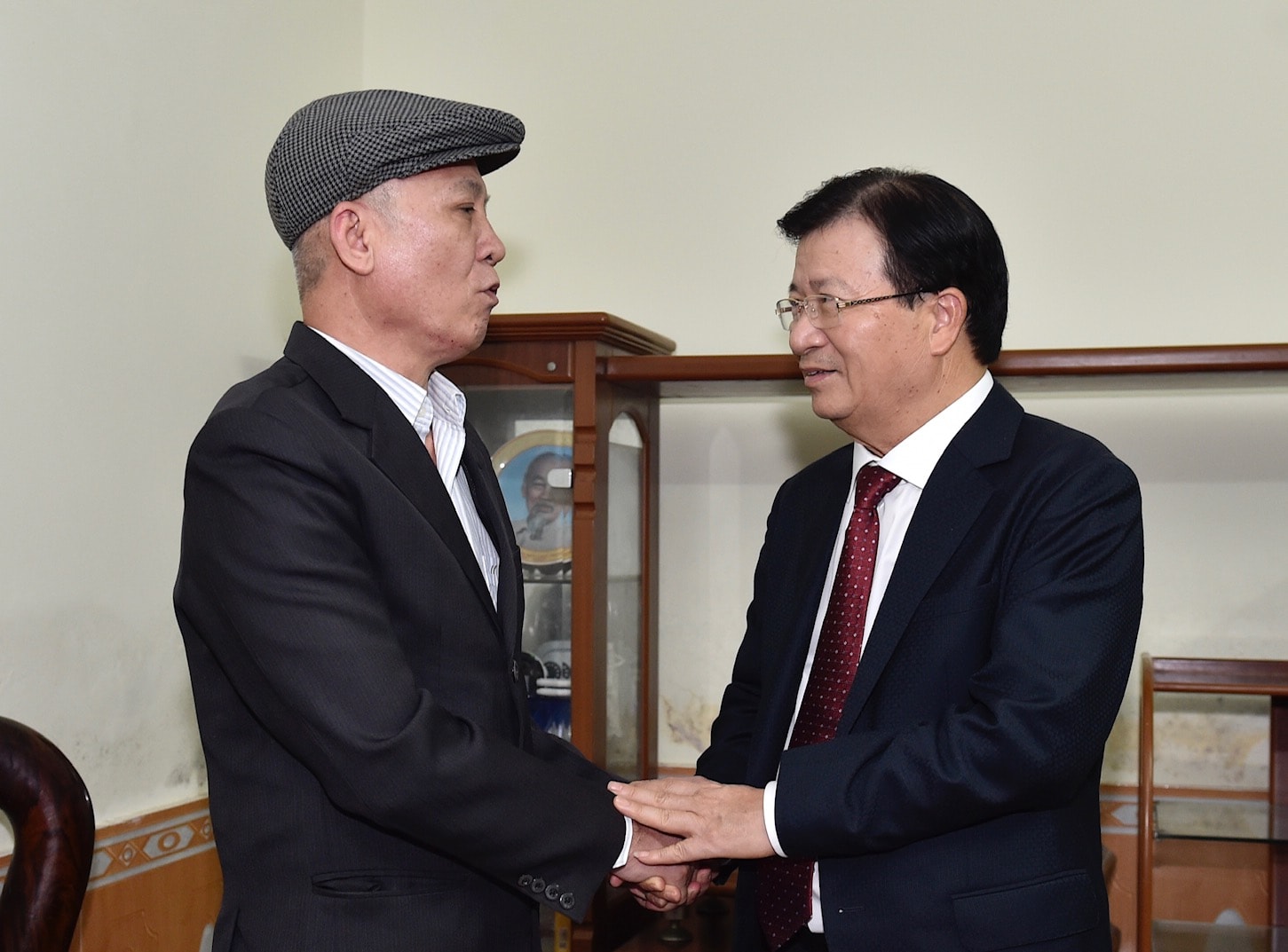 Phó Thủ tướng Trịnh Đình Dũng thăm hỏi đồng chí Hoàng Anh Phương, thương binh trong kháng chiến chống Mỹ. Ảnh: VGP