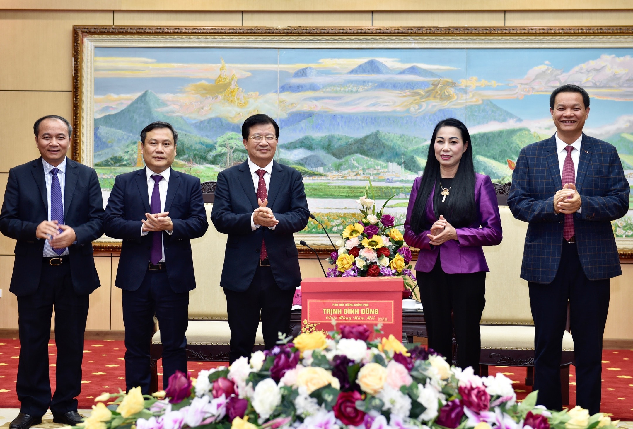 Phó Thủ tướng thăm, chúc Tết Thường trực Tỉnh uỷ, UBND, HĐND tỉnh Vĩnh Phúc. Ảnh: VGP