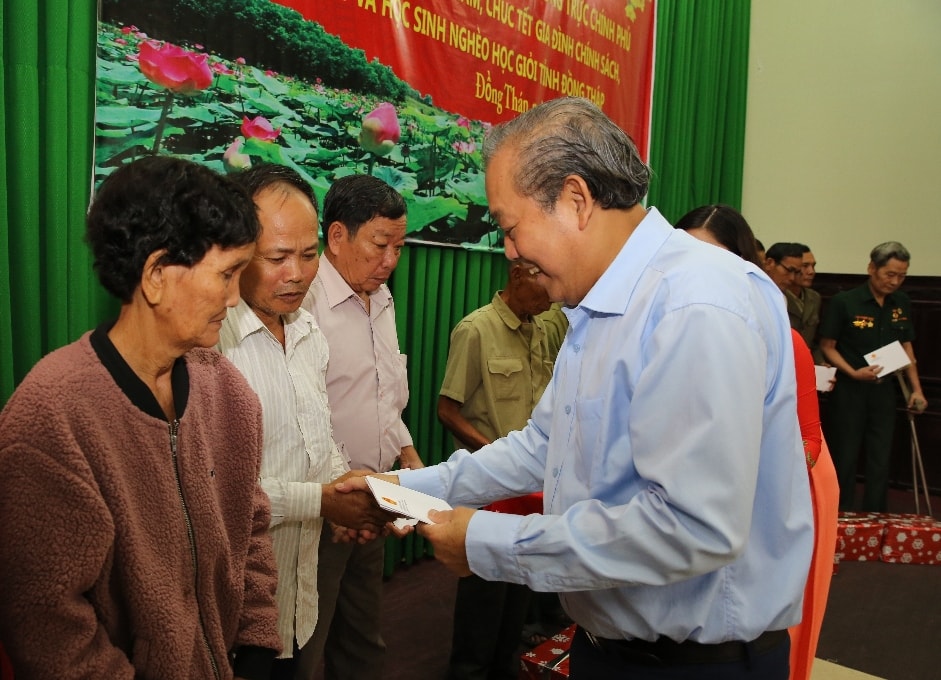 Phó Thủ tướng Trương Hòa Bình tặng quà các gia đình chính sách, hộ nghèo, học sinh nghèo học giỏi trên địa bàn huyện Tháp Mười và huyện Cao Lãnh. Ảnh: VGP