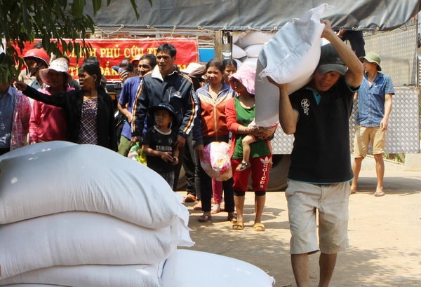 Gạo hỗ trợ dịp Tết có ý nghĩa lớn lao, đậm chất nhân văn thể hiện tinh thần “tương thân tương ái” sẻ chia của Chính phủ (Ảnh minh họa)