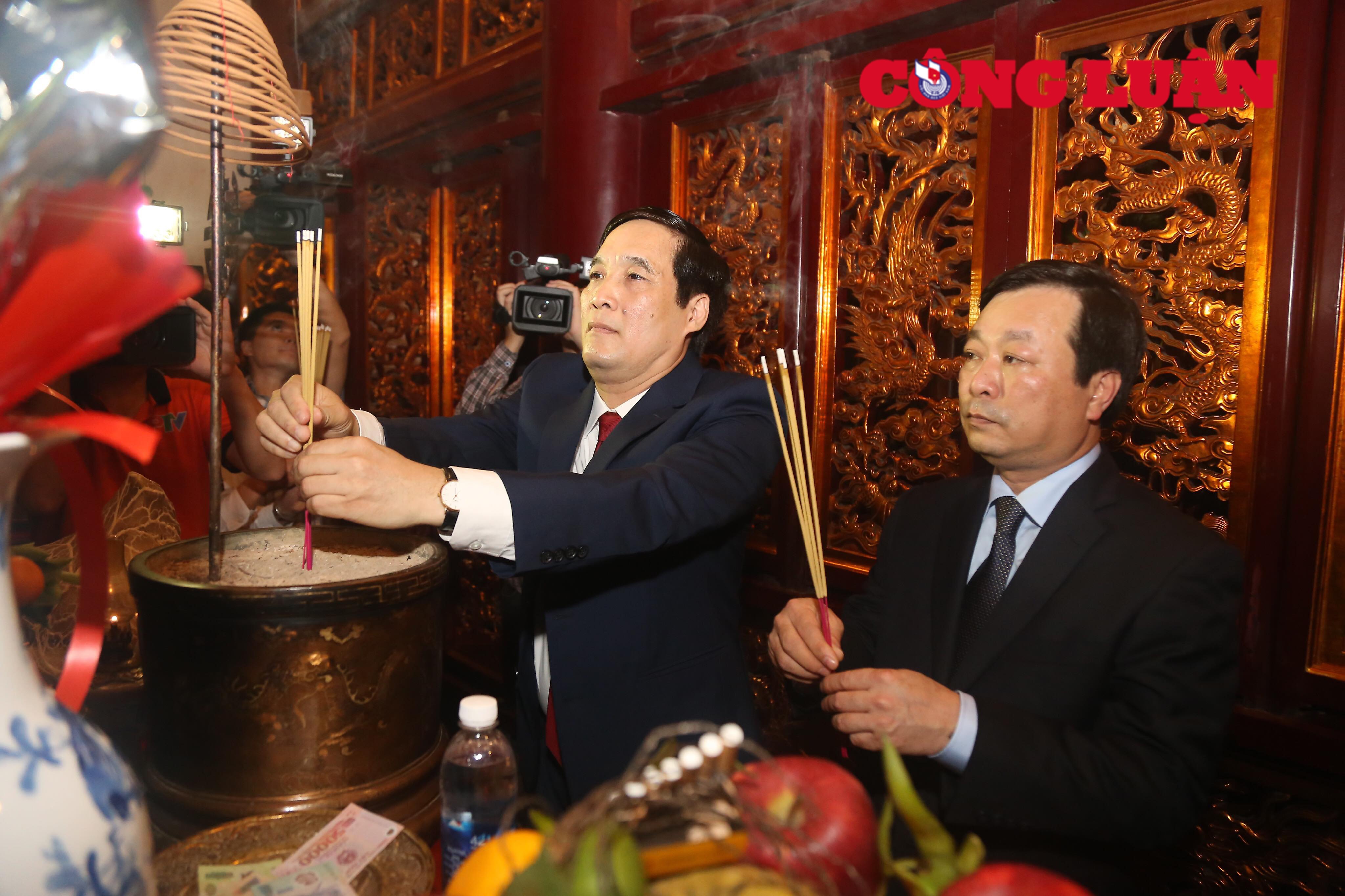 Đồng chí Bùi Minh Châu, Bí thư Tỉnh ủy, Chủ tịch UBND tỉnh Phú Thọ (bên trái) cùng đoàn đại biểu kính dâng hương tưởng niệm, tri ân công đức các Vua Hùng.