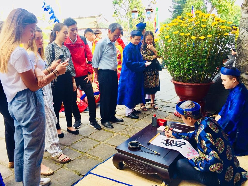 Xem viết thư pháp, xin chữ đầu năm mới.