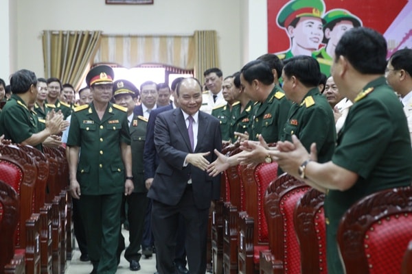 Thủ tướng chúc Tết cán bộ, chiến sĩ lực lượng vũ trang TP. Đà Nẵng. Ảnh: VGP