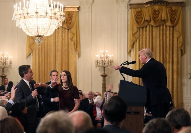 Nhân viên Nhà Trắng cố lấy lại micro trong khi phóng viên Jim Acosta tiếp tục nói.