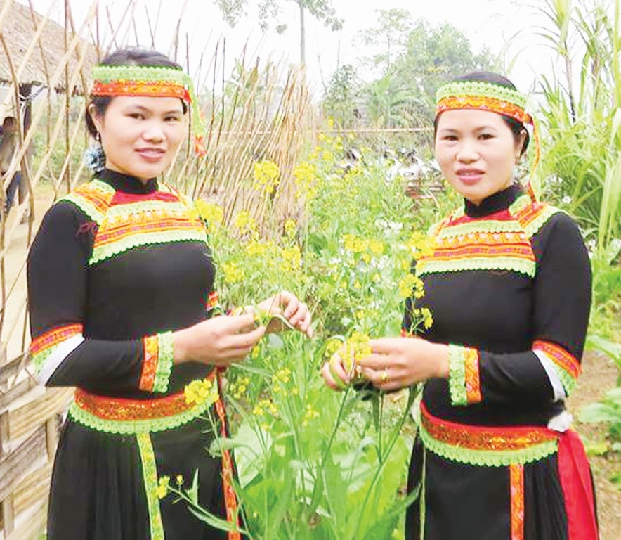 Phụ nữ người Thủy và trang phục truyền thống trong dịp Xuân đến, Tết về.