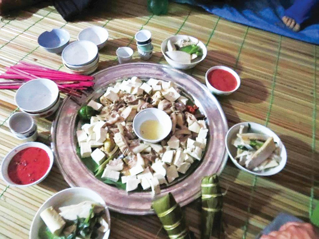 Mâm cơm cúng tế và đãi khách của người Thủy trong Lễ Tết hết sức đặc biệt.