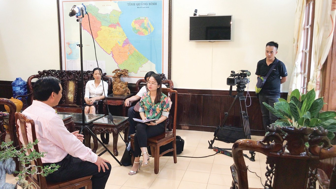 Phóng viên Quỳnh Hoa trong một cuộc phỏng vấn.