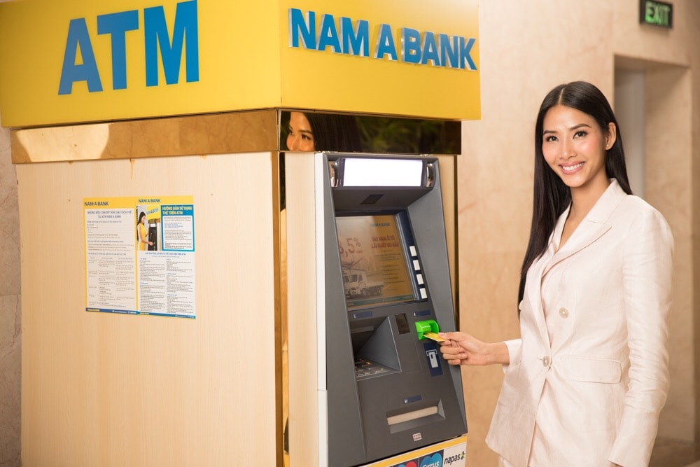 Để bảo mật thông tin thẻ tại ATM khách hàng cần lựa chọn rút tiền ở ATM thường xuyên có người giám sát.