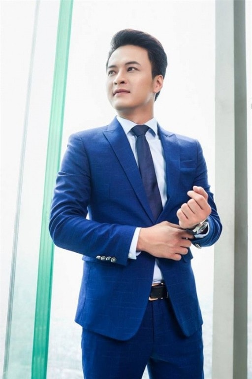 dien-vien-hong-dang-nguoi-phan-xu-banh-bao-khi-mac-vest_5