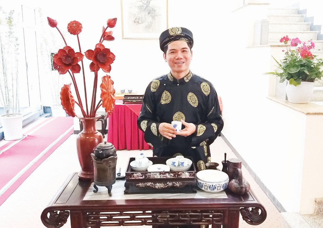 Nghệ nhân trà Hoàng Anh Sướng pha trà dâng Nhật Hoàng và Hoàng Hậu.