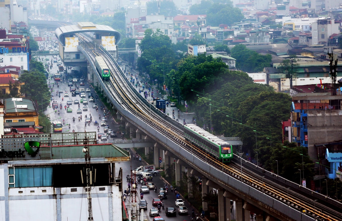 Dự án đường sắt Cát Linh - Hà Đông được khởi công năm 2011, có chiều dài 13 km đường sắt đi trên cao, 12 ga trên cao, tổng mức đầu tư sau nhiều lần đội vốn là 886 triệu USD (trên 19.000 tỷ đồng). Ảnh: TL