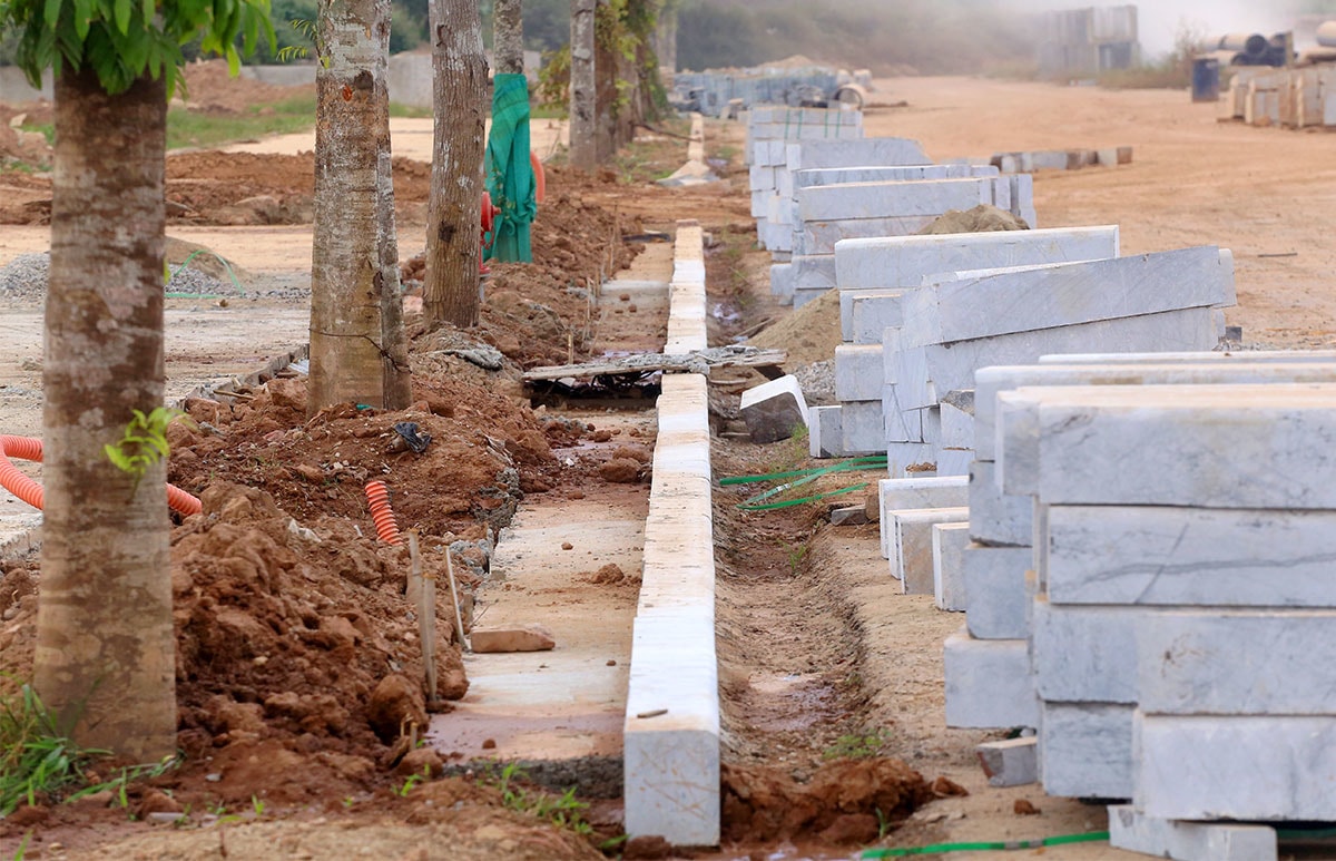 Để xây dựng tuyến đường dài gần 4 km này, quận Long Biên phải giải phóng mặt bằng của hàng trăm hộ dân và di dời hơn 2.000 ngôi mộ. Tính riêng chi phí bồi thường, hỗ trợ tái định cư lên tới 1.336 tỷ đồng. Ảnh: TL