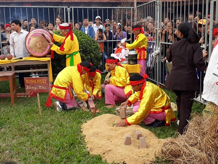 Hội thi nấu cơm tại Lễ hội Chùa Keo. Ảnh: Báo VH