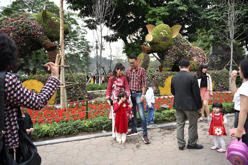 Người dân du xuân chen nhau chụp hình với biểu tượng con giáp của năm, ảnh Hoàng Anh
