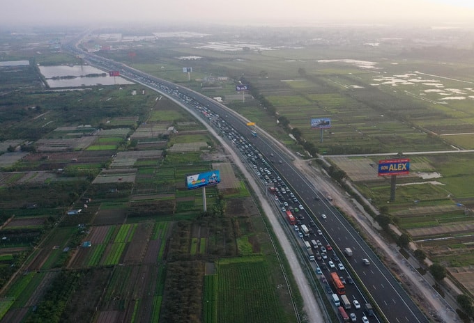 Cao tốc Pháp Vân - Cầu Giẽ ùn tắc gần 5 km trong chiều 8/2 (mùng 4 Tết Kỷ Hợi 2019). Ảnh: Ngọc Thành.