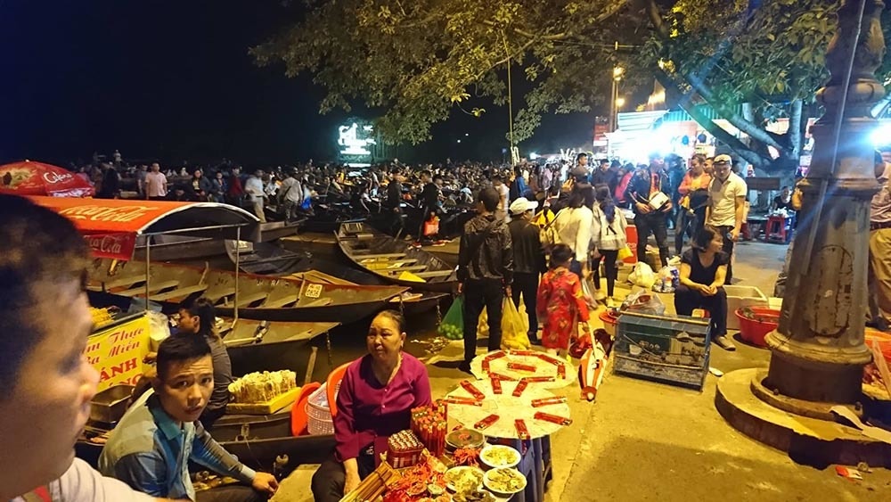 Bến thuyền chật cứng du khách
