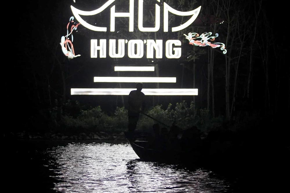 Dòng người soi đèn, xuyên đêm trẩy hội chùa Hương