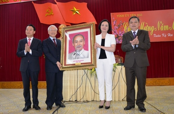 Tổng Bí thư, Chủ tịch nước Nguyễn Phú Trọng tặng tỉnh Yên Bái bức tranh chân dung Chủ tịch Hồ Chí Minh. Ảnh: Cổng TTĐT tỉnh Yên Bái