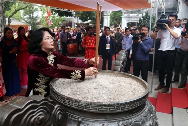 Phó Chủ tịch nước Đặng Thị Ngọc Thịnh dâng hương tưởng nhớ công lao to lớn của Hai Bà Trưng. Ảnh: TTXVN