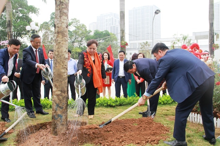 Chủ tịch HĐND TP Nguyễn Thị Bích Ngọc cùng các đại biểu trồng cây tại Trung tâm Văn hóa, Thông tin và Thể thao quận Thanh Xuân. Ảnh: CGTĐT TP Hà Nội