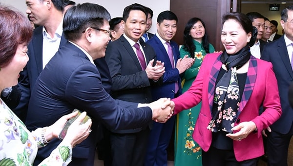 Chủ tịch Quốc hội Nguyễn Thị Kim Ngân gặp mặt, chúc Tết cán bộ, nhân viên của Vietcombank. Ảnh: ĐBND