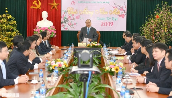 Thủ tướng Nguyễn Xuân Phúc phát biểu tại buổi gặp mặt cán bộ, người lao động Ngân hàng Chính sách Xã hội. Ảnh: VGP
