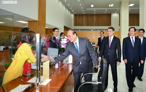 Thủ tướng thăm hỏi cán bộ, nhân viên, người lao động Ngân hàng Chính sách Xã hội. Ảnh: VGP