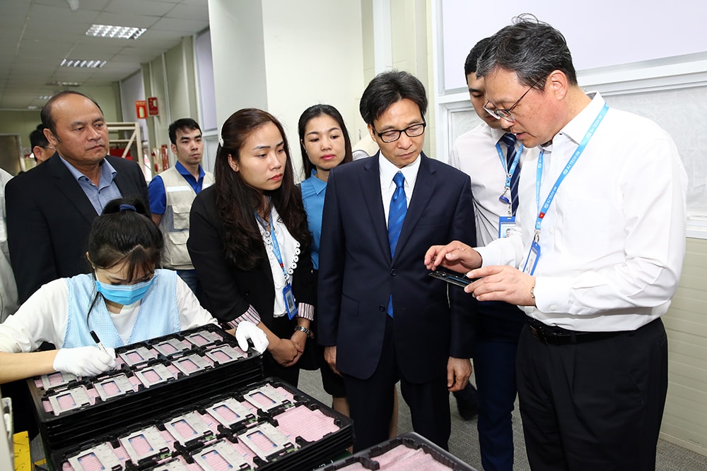 Phó Thủ tướng Chính phủ Vũ Đức Đam thăm xưởng sản xuất của Công ty SJ Tech. Ảnh: Đình Nam