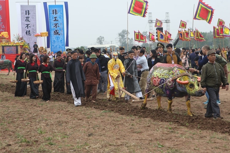 Bô lão cao tuổi của Đọi Sơn khoác Long bào, nhập linh khí quân vương, đi đường cày đầu tiên khai hội. Ảnh: Thanh Tùng