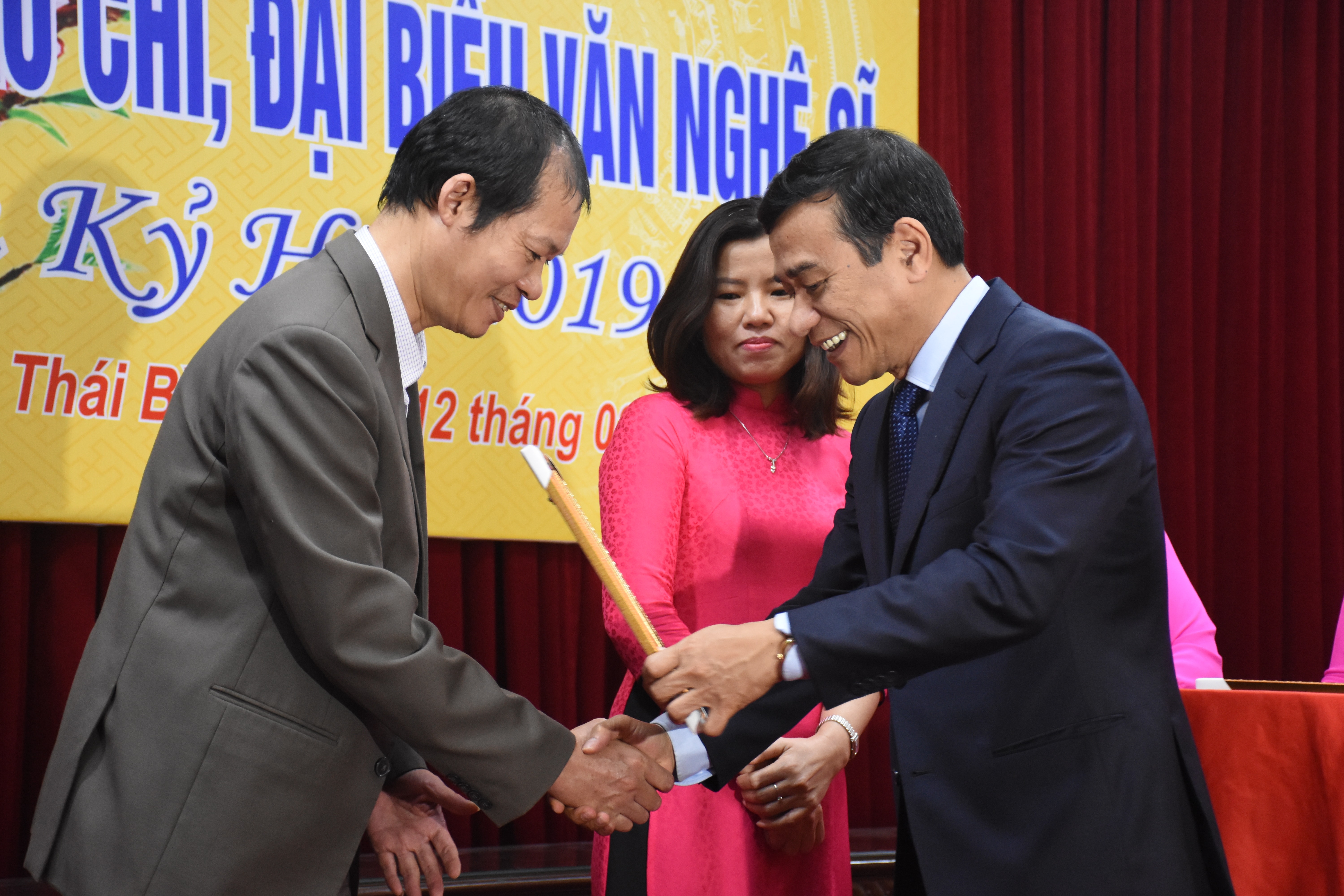 Ông Đặng Trọng Thăng - Phó Bí thư Tỉnh ủy, Chủ tịch UBND tỉnh Thái Bình trao giải Nhì cho tác giả Văn Cử của Đài PT-TH Thái Bình.