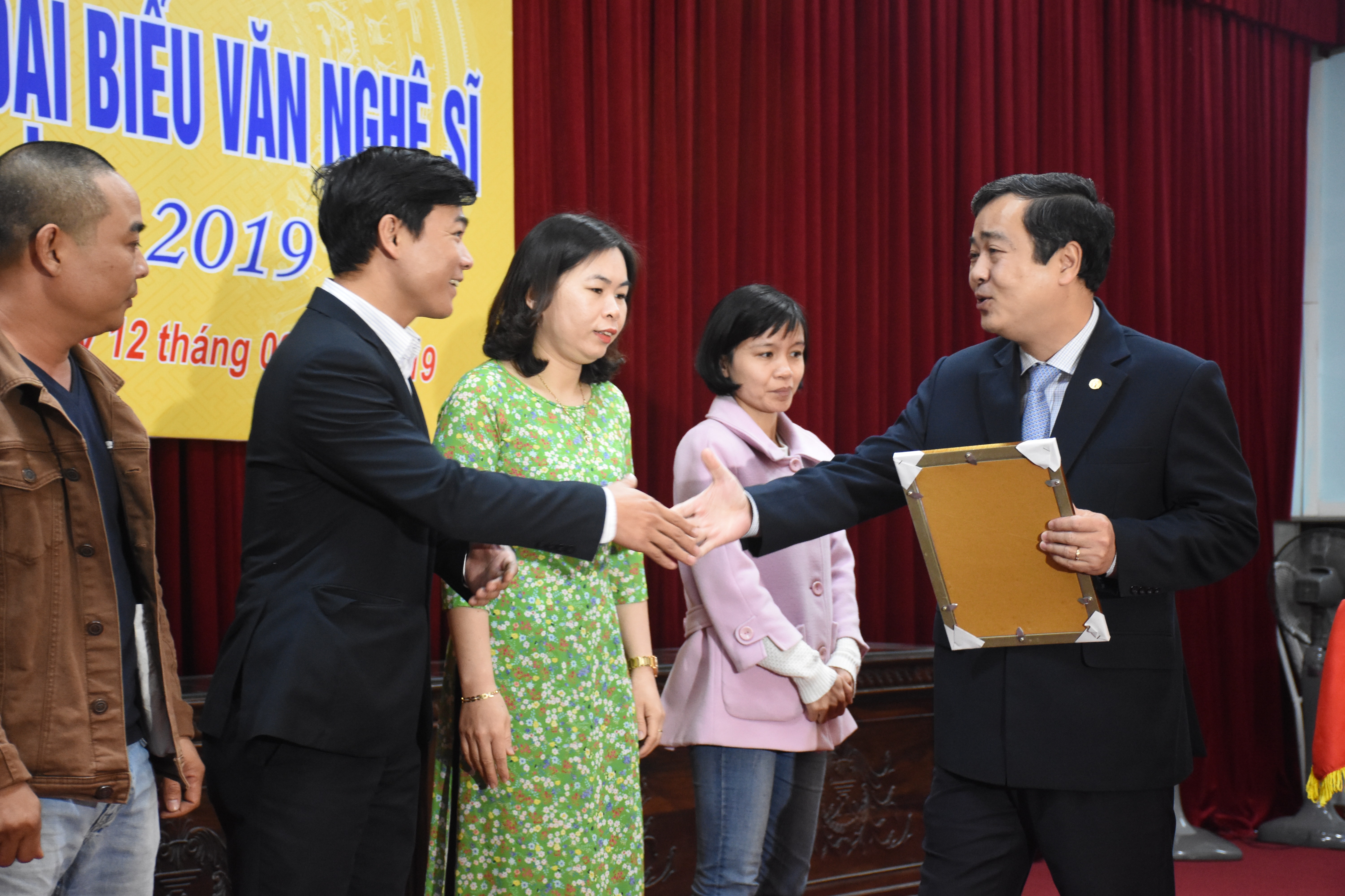 Ông Ngô Đông Hải - Ủy viên Dự khuyết BCH TƯ Đảng, Phó Bí thư Thường trực Tỉnh ủy Thái Bình trao giải Ba cho các tác giả đạt giải.