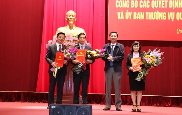 Ông Nguyễn Văn Đọc, Bí thư Tỉnh ủy, Chủ tịch HĐND tỉnh Quảng Ninh trao các quyết định, nghị quyết cho các ông Vũ Văn Diện, Nguyễn Văn Hồi và bà Trịnh Thị Minh Thanh. Ảnh: TL