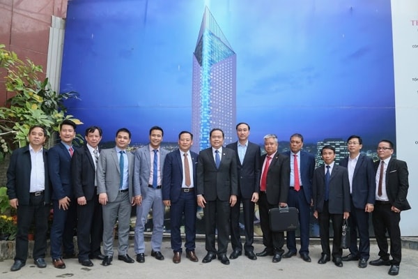 Chủ tịch Trần Thanh Mẫn chụp ảnh lưu niệm cùng Hội Doanh nhân trẻ Việt Nam. Ảnh: daidoanket.vn