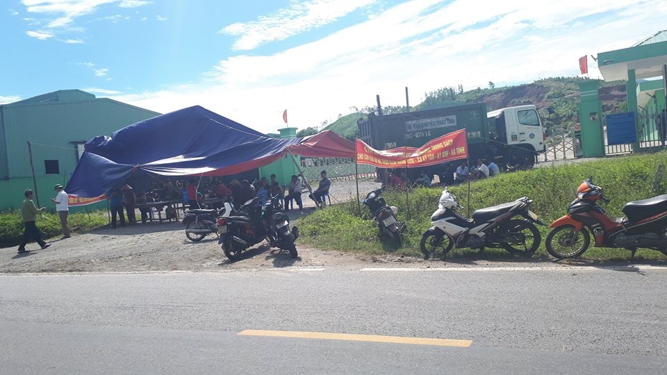 Trước đó, người dân đã nhiều lần tập trung dựng rạp chặn ngang trước cổng Nhà máy xử lý rác thải Phú Hà vì gây ô nhiễm môi trường trong năm 2018