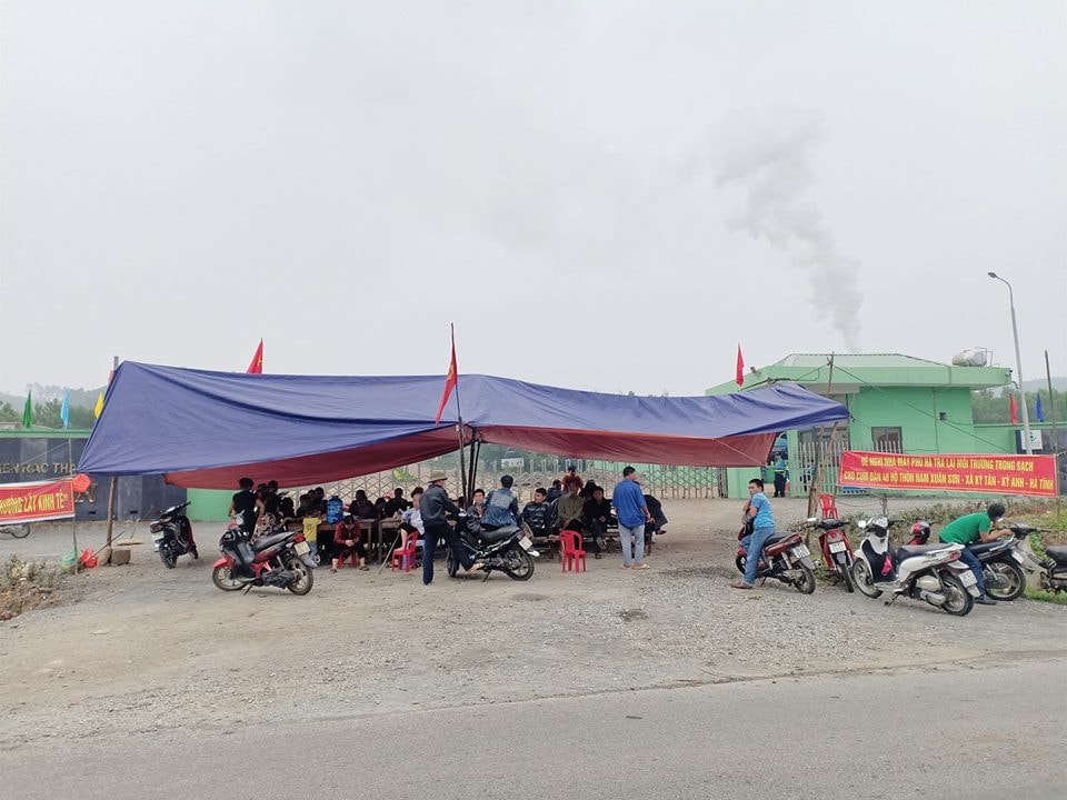 Hàng chục người dân dựng rạp trước cổng nhà máy xử lý rác Phú Hà sau tết để phản đối vì gây ô nhiễm