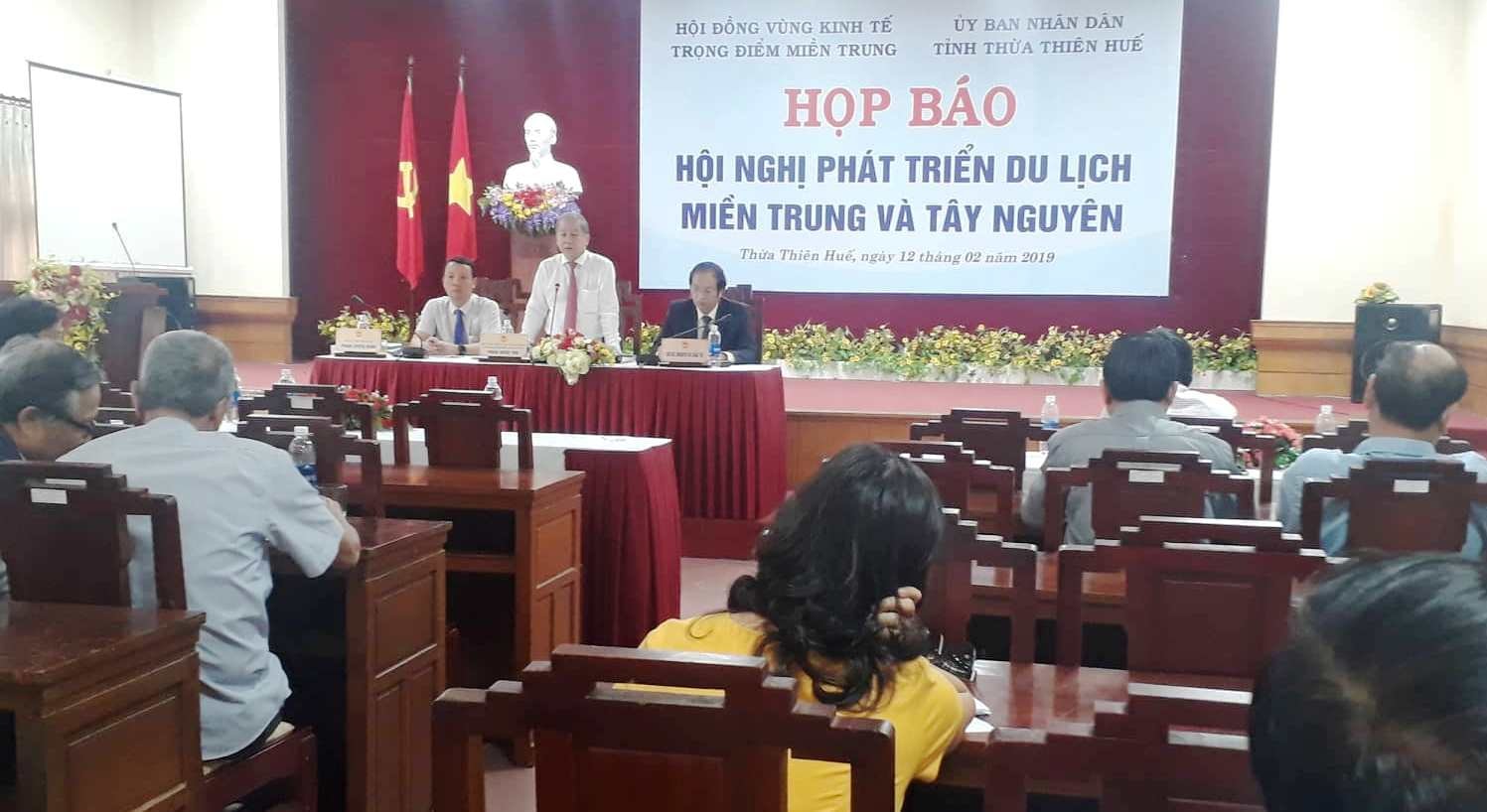 Ông Phan Ngọc Thọ chủ trì buổi Họp báo.