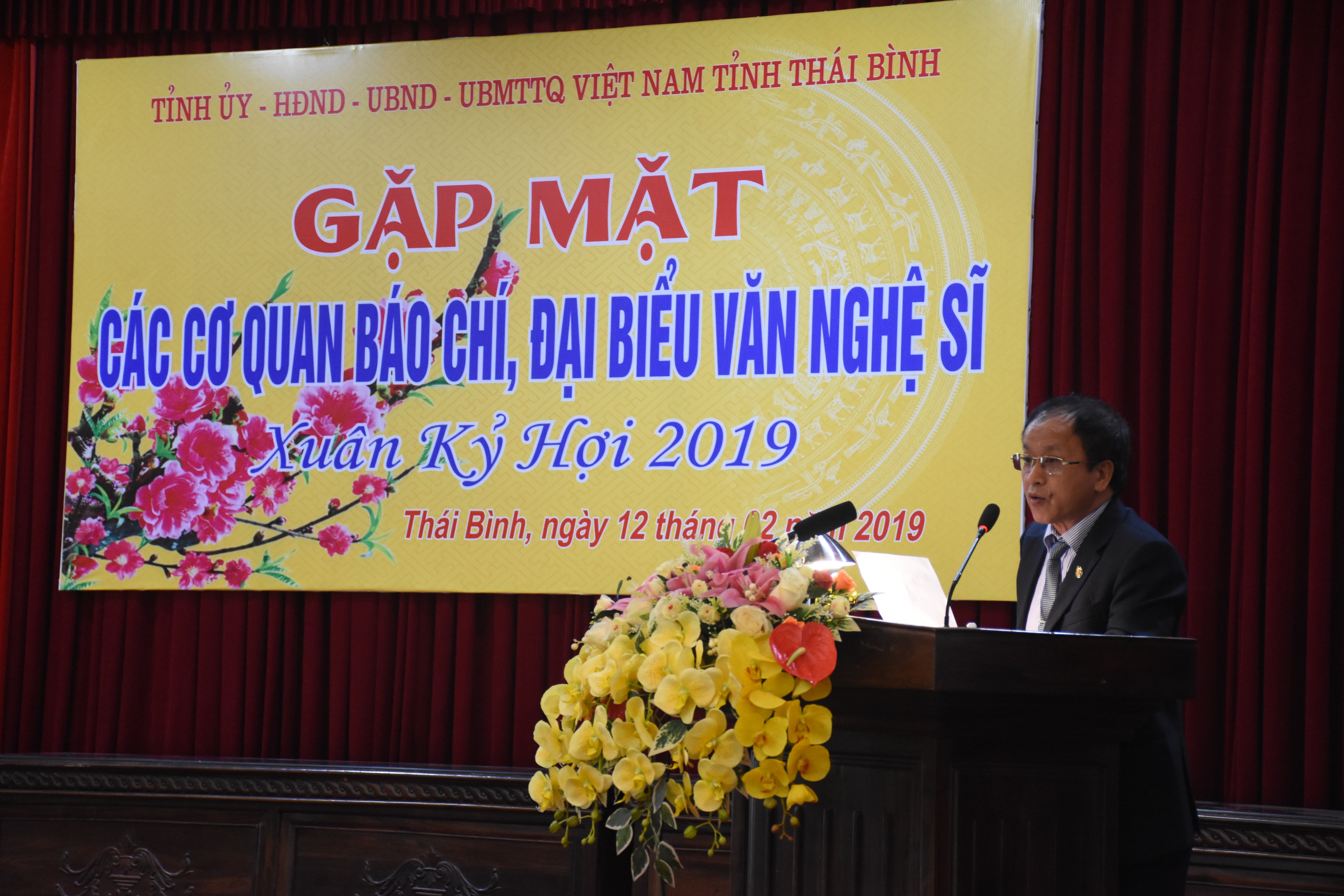 Nhà báo Phí Văn Thành - Phó Chủ tịch Thường trực Hội Nhà báo Thái Bình báo cáo tổng kết Giải Báo chí tỉnh năm 2018 và phát động Giải Báo chí tỉnh Thái Bình năm 2019.