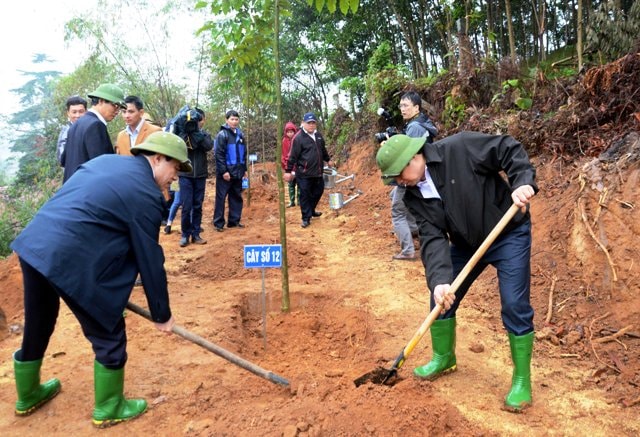 Đồng chí Phạm Minh Chính và các đại biểu trồng cây tại xã Trung Môn, huyện Yên Sơn. Ảnh: Báo ND
