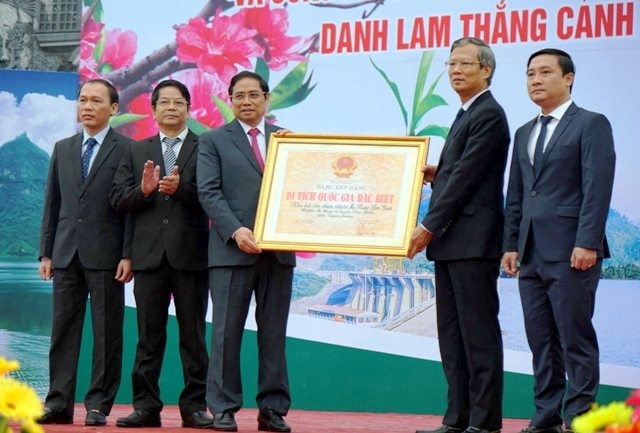 Đồng chí Phạm Minh Chính trao Bằng xếp hạng Danh lam thắng cảnh quốc gia đặc biệt Na Hang - Lâm Bình cho lãnh đạo UBND tỉnh Tuyên Quang. Ảnh: ND