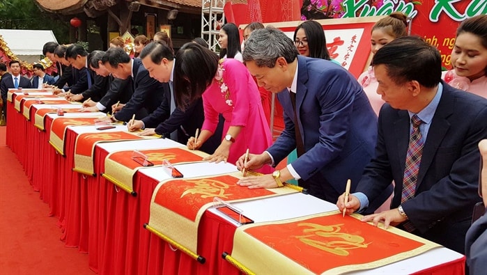 Các đại biểu khai bút. Ảnh: HNM