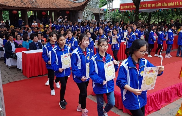 Các em học sinh đến xin chữ. Ảnh: HNM