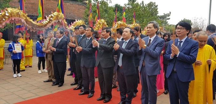 Lãnh đạo tỉnh Hải Dương và Bộ, Sở, ban ngành dâng hương đền thờ nhà giáo Chu Văn An - Ảnh: TTVH