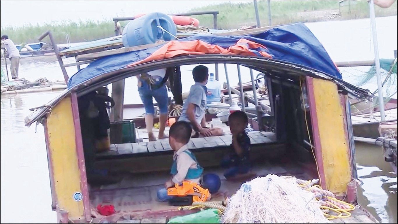 Những đứa trẻ buộc dây vào chân để bảo vệ sự sống.
