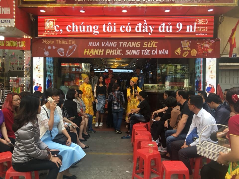 Xếp hàng mua vàng tại Bảo Tính Minh Châu
