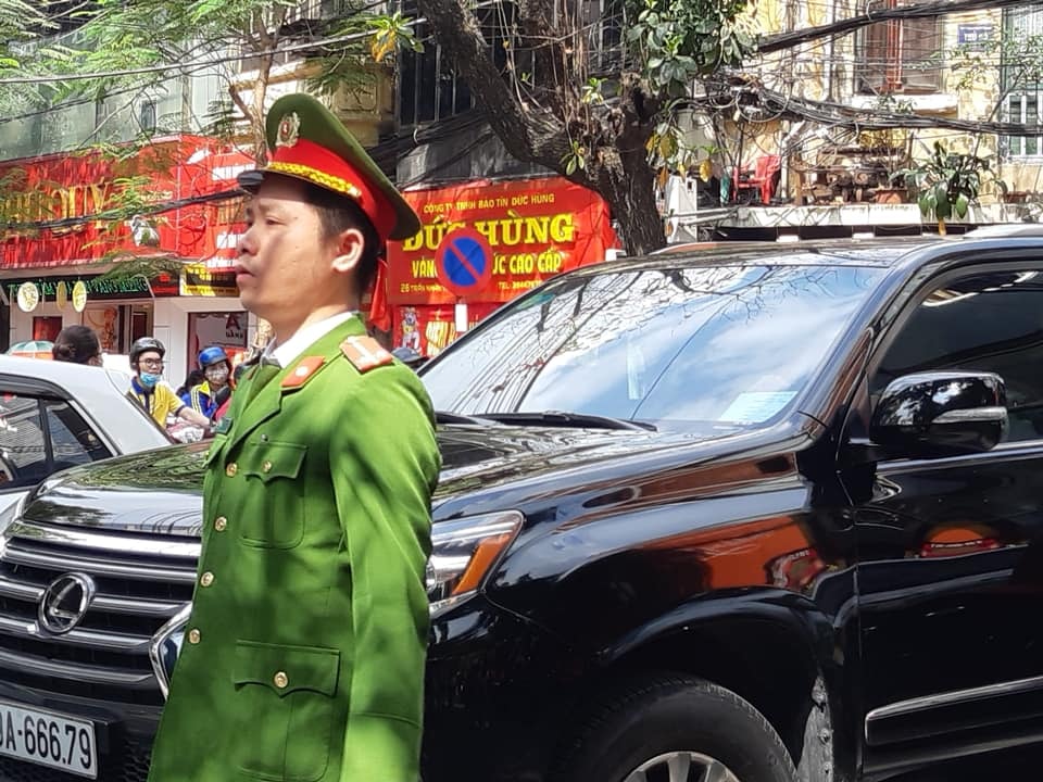 Cảnh sát tham gia giữ an toàn gia thông
