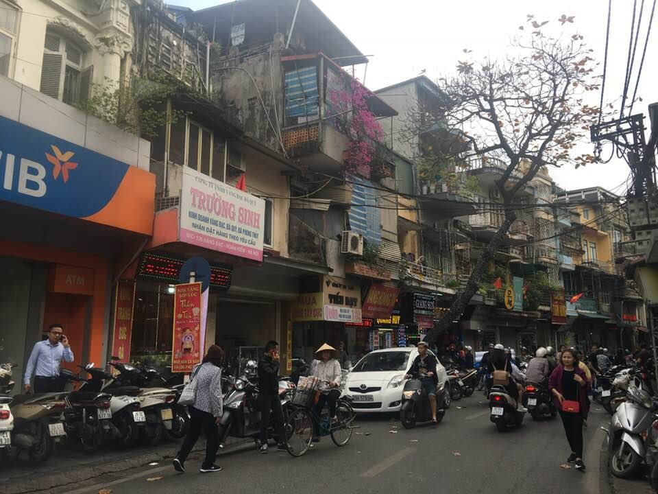 Phố Hàng Bạc trong buổi sáng ngày vía Thần Tài