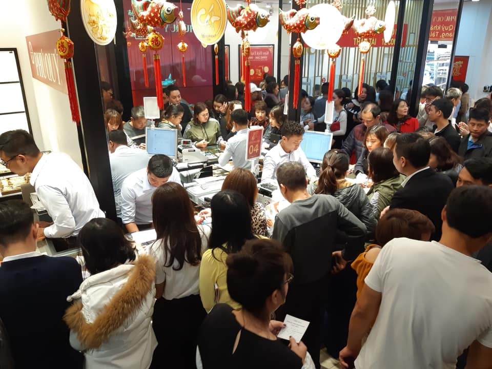 Người dân đổ xô đi mua vàng ngày vía Thần Tài. Ảnh: Thành Nam