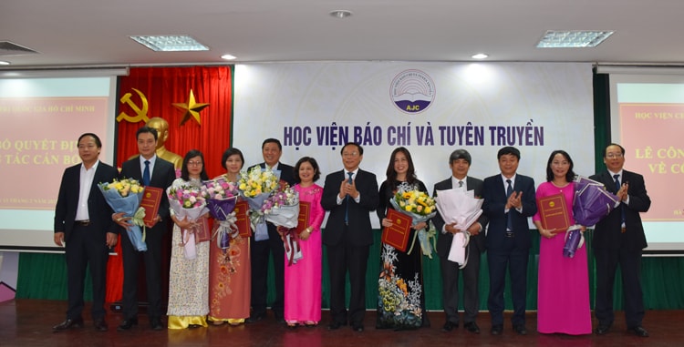 Lễ công bố Quyết định về công tác cán bộ tại Học viện Báo chí và Tuyên truyền. Ảnh: ajc.edu.vn