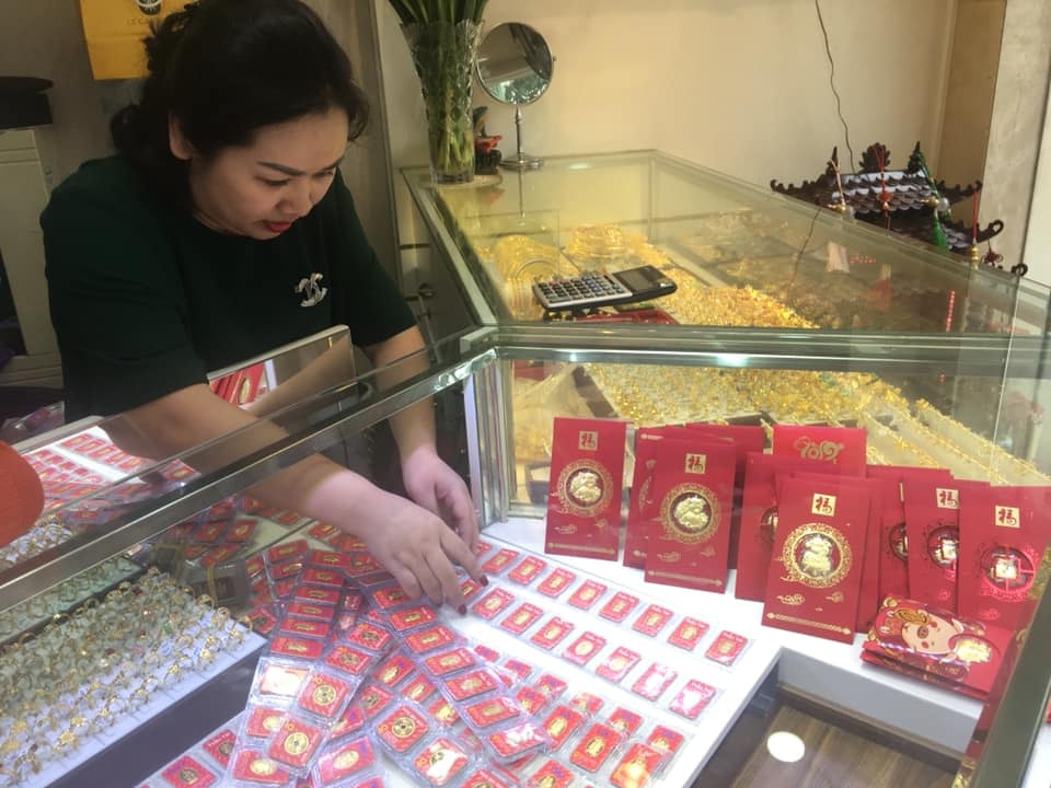 Nhẫn, vàng miếng Tài, Lộc, Phú Quý và các con giáp (linh vật) bằng vàng được bày bán tại phố Hàng Bạc